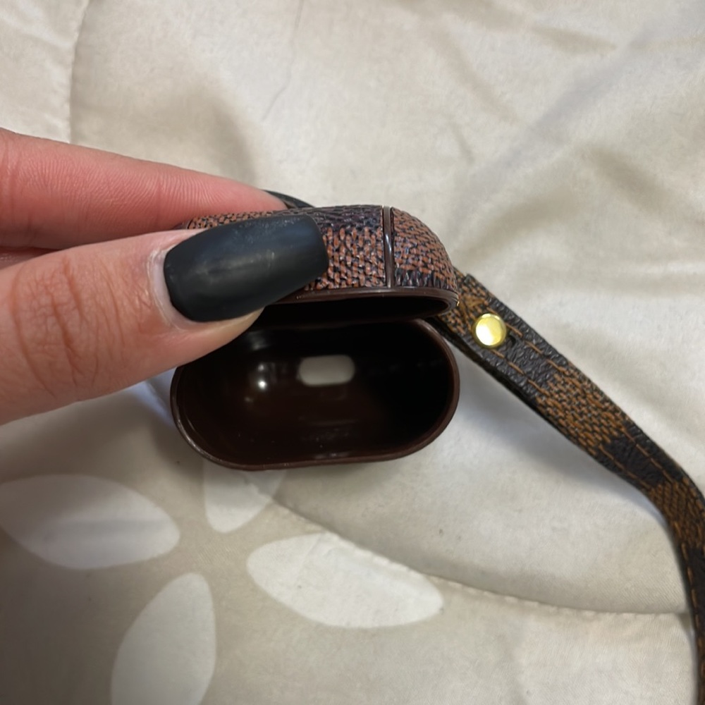 AirPod case - Picture 2 of 2